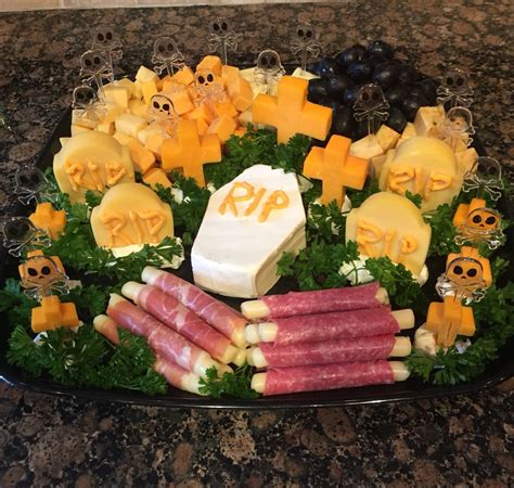 halloween graveyard cheese tray 🎃 halloween essen rezepte halloween vorspeisen halloween