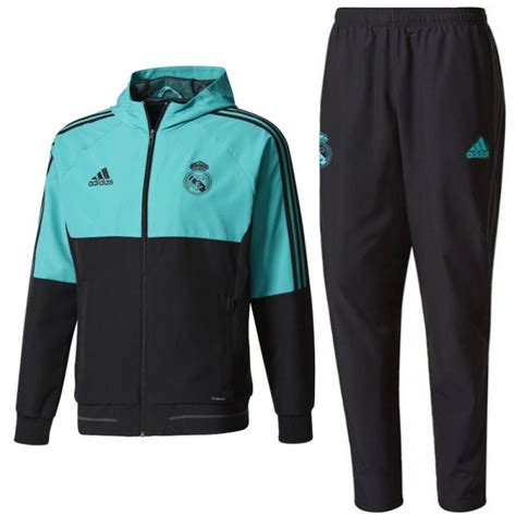 Ein trainingsanzug mit dem wappen des real madrid auf der brust und logo auf dem oberschenkel. Real Madrid präsentation trainingsanzug 2018 - Adidas