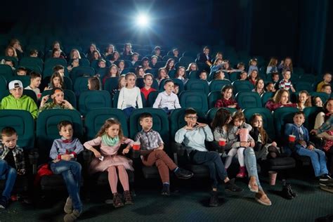 Vista Frontal De Personas Mirando Películas En La Sala De Cine Foto