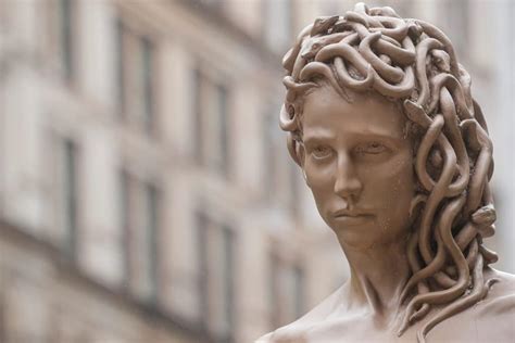 Estatua De Medusa Decapitando A Perseo Causa Controversia En Ny Fotos