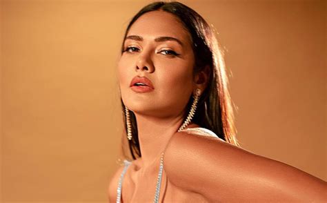 Esha Gupta Crossed All Limits At The Age Of 36 Posing On The Bed Wearing A Backless Dress