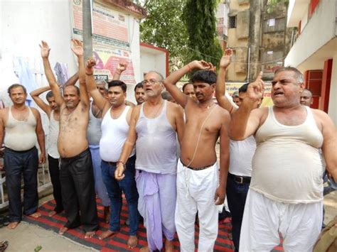 हड़ताली डाक कर्मियों ने किया नंग धरंग प्रदर्शन protest movments of postal staff in lakhisarai