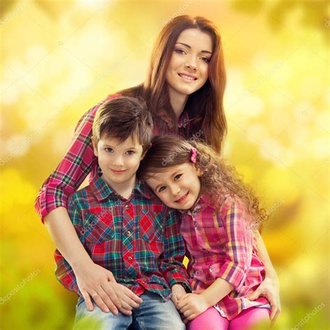 Szczęśliwa Matka Z Córką I Synem — Zdjęcie Stockowe © Svetaorlova 45993019