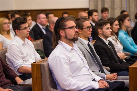 Megérte piaci alapokra helyezni a groucho marxról elnevezett gróf lánczi andrás egyetemet, megérte kitűzni a célt, hogy ez az universitas a világ. Székesfehérvár Városportál - Több mint 300 elsőéves ...