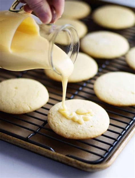 An Easy Sugar Cookie Icing Recipe That Hardens So Theyre Perfect For Stac Sugar Cookie Icing