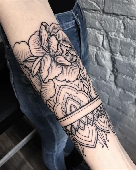 W 2002 roku poznał piękną modelkę, karolinę malinowską, z którą rok później wziął ślub. Tatuaz Kreska Kropka Kreska - Tattoo Gallery Collection