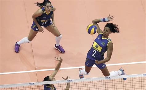 Bancada evangélica e católica da câmara dos deputados, em visita ao ministro luís roberto barroso. Seleção brasileira de vôlei feminino no Grand Prix - 08/04 ...