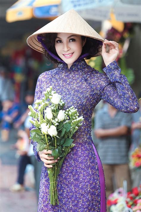 Những thiết kế quần kín đáo như jeans cơ bản thì còn đỡ, đằng này kết hợp cùng quần tất, legging. Chọn áo dài du xuân sáng bừng ngày tết cổ truyền