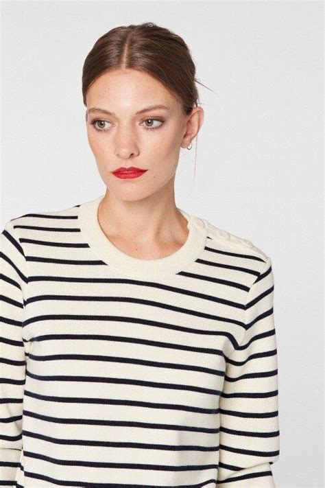 7 Ways To Get The French Girl Look Word From The Bird In 2020 French Girl Chic Shirts
