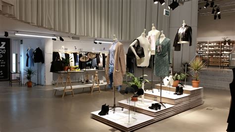 Pin By Ji Young Park On Ing Store Design Shop Interiors Fashion