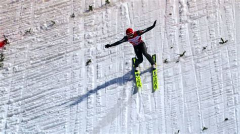 Die aufgabenstellung für die skispringerinnen und skispringer besteht darin, nach dem absprung sofort die optimale haltung einzunehmen, um die luftkraftwirkung. LIVE: Einzel-Skispringen beim Weltcup in Klingenthal - skispringen.com