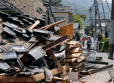Vier architektonischen platten unterhalb der. Mindestens neun Tote bei Erdbeben in Japan | Welt-News