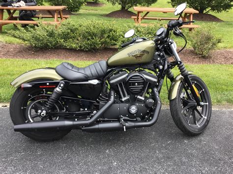 Estilo retrô agressivo levado a um patamar totalmente novo. Pre-Owned 2017 Harley-Davidson Sportster Iron 883 XL883N