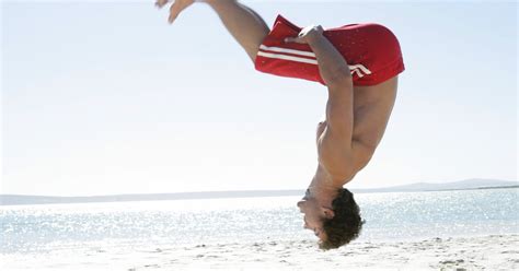 Backflips have very little practical use in parkour but are commonly used by freerunners and trickers. Cómo hacer una voltereta invertida para principiantes ...