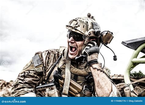 soldado que comunica con comando durante batalla foto de archivo imagen de batalla satélite