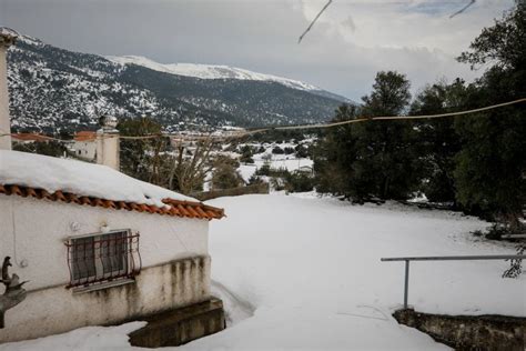 Επίκληση της «ατομικής ευθύνης» αντί για μέτρα προστασίας του λαού. Βίλια Αττικής: Θάφτηκαν κάτω από το χιόνι - Εντυπωσιακές ...