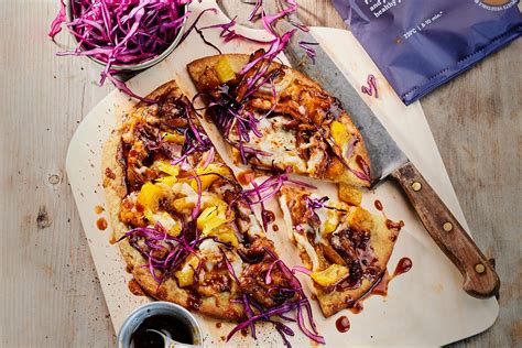 Pizza met pulled chicken en BBQ-saus