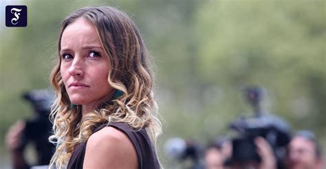 Zahlreiche mutmaßliche missbrauchsopfer des verstorbenen millionärs jeffrey epstein haben bei einer emotionalen gerichtsanhörung in new york über ihr leid berichtet. Mutmaßliche Opfer von Jeffrey Epstein sagen vor Gericht aus