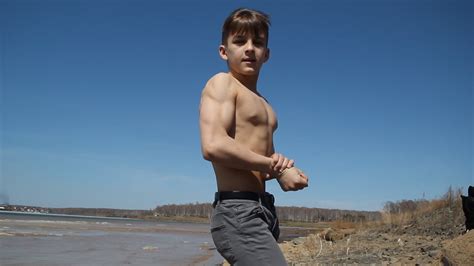 Amazing Kid Bodybuilder Flexing At Lake And Showing His Progress Como