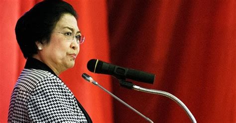 Dalam biografi megawati soekarnoputri diketahui bahwa megawati pada awalnya menikah dengan pilot letnan satu penerbang tni au derita tiada tara dialami oleh megawati soekarnoputri ketika itu sementara anaknya masih kecil dan bayi. Biografi Presiden Megawati Soekarnoputri - Ragamsejarah