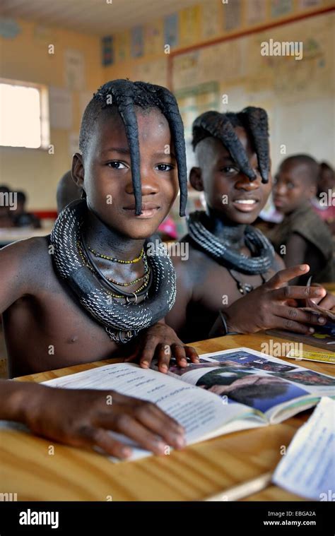 Mädchen Himba Schüler Sitzen In Einem Klassenzimmer An Der Omohanga