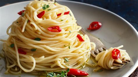 Gli spaghetti con aglio, olio e peperoncino, un piatto che soddisfa in pieno la fame e la voglia di qualcosa di buono, soprattutto se non si è degli assi in cucina. Spaghetti aglio olio e peperoncino: la ricetta e cinque ...