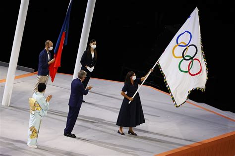 تسليم العلم الأولمبي لرئيسة بلدية باريس في حفل ختام أولمبياد طوكيو Rt