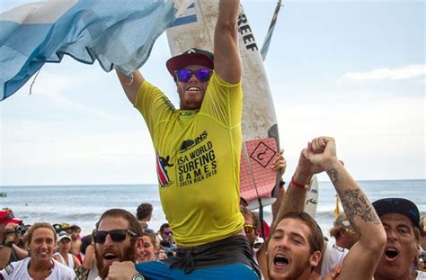 El surfista marplatense visitó la concentración del plantel profesional y recibió una camiseta por su rol en el proyecto denominado racing sustentable. Una por una, las consagraciones argentinas en el surf ...