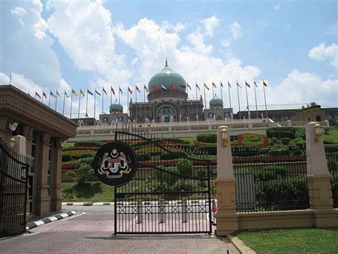Di prime minister office say dem submit di letter of resignation at 13:00 local time (05:00 gmt). Prime Minister's Office,Pejabat Perdana Menteri - Putrajaya