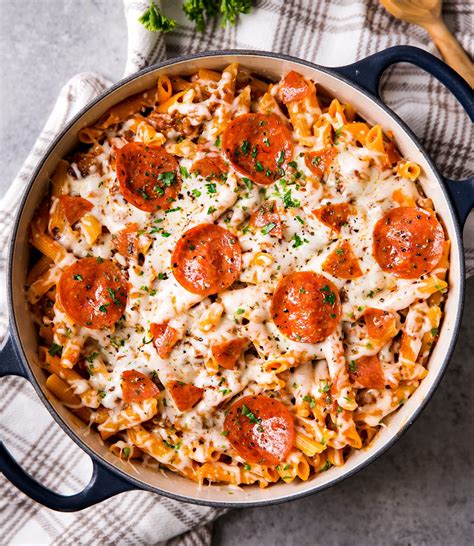 Cheesy Deluxe Pizza Pasta One Pot Pasta The Chunky Chef
