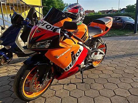 All painted cowls shown as the photo and all any small abs trim plastic pieces. Honda cbr600rr repsol 2006g Samo komplet motor