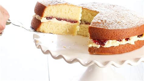 How To Make A Victoria Sponge Cake With Buttercream Cake Walls