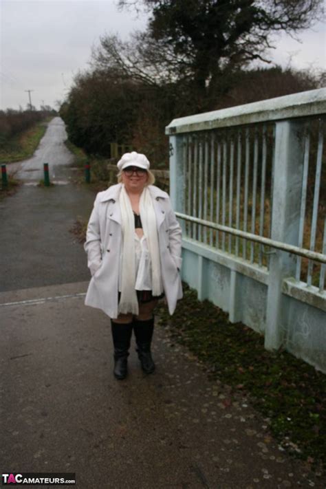 Uk Fatty Lexie Cummings Shows Her Big Ass On An Pedestrian Bridge