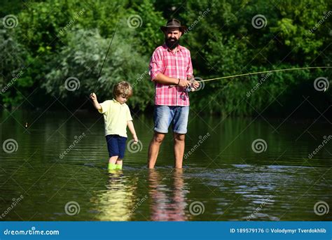 Pesca De Padre E Hijo Pesca Con Mosca De Trucha Padre Feliz E Hijo