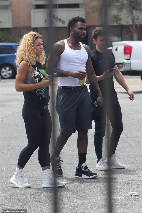 Ran zeigt die tweets und posts der stars. Jason Derulo und Freundin Jena Frumes Kopf zu einem ...