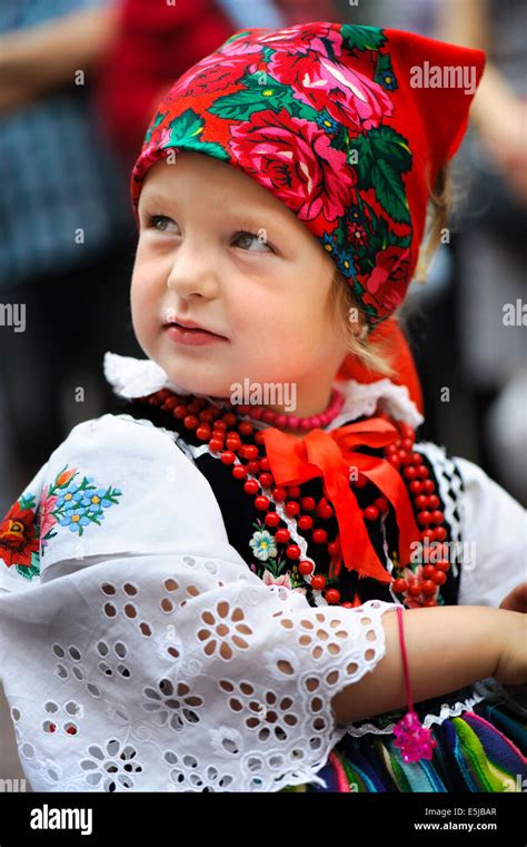 vestido tradicional polaco fotografías e imágenes de alta resolución alamy