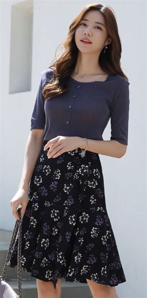 44 Captivating Floral Skirt Outfit Ideas Floral Skirt Outfits Floral Print Skirt Floral Skirt