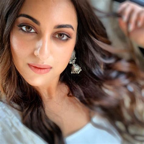 Sonakshi Sinha Birthday Special These Photos Of The Actress Prove That She Is A Queen Of Selfies