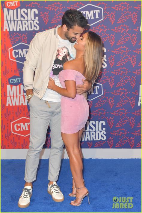 Eric Decker Wears Jessie James Deckers Face On His Shirt At Cmt Music