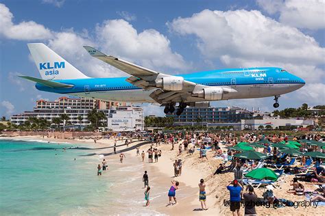 Mundo Aeroporto das Caraíbas ao lado de praia atrai milhares de