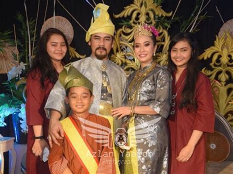 Perkahwinannya itu turut disaksikan oleh tiga orang anaknya. Awie, Isteri Pilih Pulang Beraya Di Siam - MYNEWSHUB