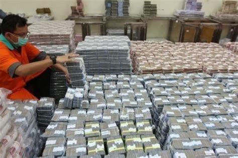Tapi heryanti pernah mengatakan kepada prof hardi bahwa uang itu ada. Pengen Lihat Seperti Apa Uang 1 Triliun Itu? - Wow Menariknya