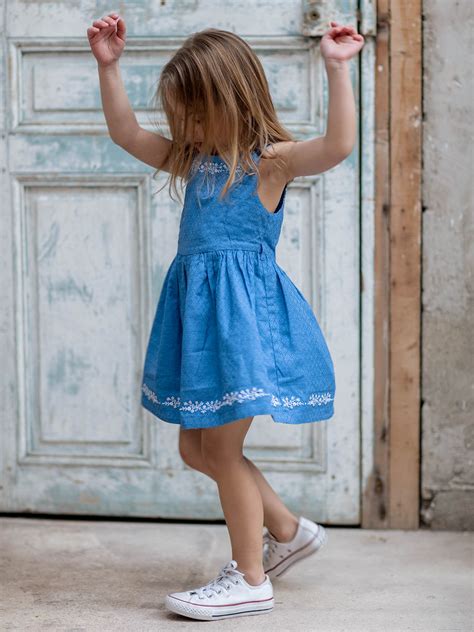 Vestido azul-lavanda reversível com padrões floridos criança menina ...