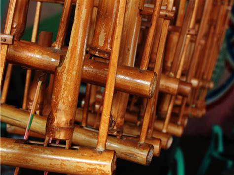 Jenis bunyi yang dihasilkan aramba ialah ideofon karena berasal dari bahan dasarnya. Diam - diam: traditional musical instruments java "angklung"