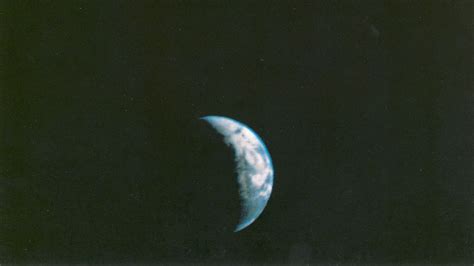 La Primera Imagen De La Tierra Y La Luna Tomada Desde El Espacio Cumple