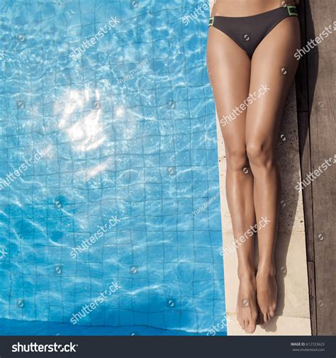Beautiful Woman Legs Sunbathing Near Swimming Stockfoto Nu Bewerken