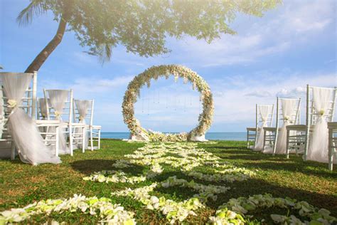 20 Beautiful Backdrops For Your Outdoor Wedding Ceremony