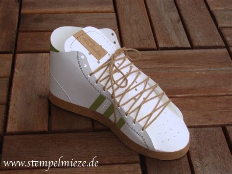 Schuhe als gutscheinvorlage (seite 1 / 4). Ein Gutschein in 3D | Sneaker, Schuhe, Basteln
