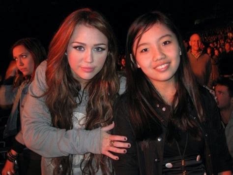 Miley With Fansfriends Miley Cyrus Photo 27953989 Fanpop