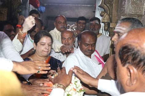 ನಾಡದೇವತೆಗೆ ವಿಶೇಷ ಪೂಜೆ ಸಲ್ಲಿಸಿದ ಎಚ್‌ ಡಿ ಕುಮಾರಸ್ವಾಮಿ Hd Kumaraswamy Visits Sri Chamundeshwari